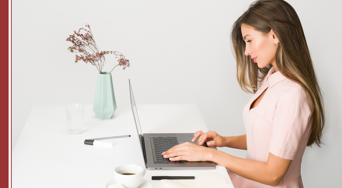 Mujer escribiendo un blog